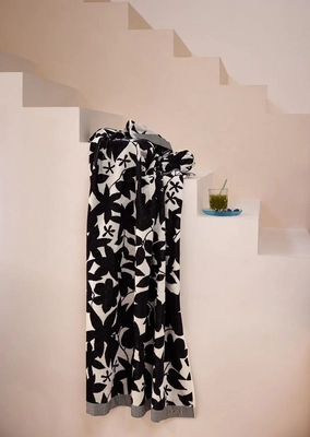 2---beachtowel_imara_anthracite_100x80_sfeer_01