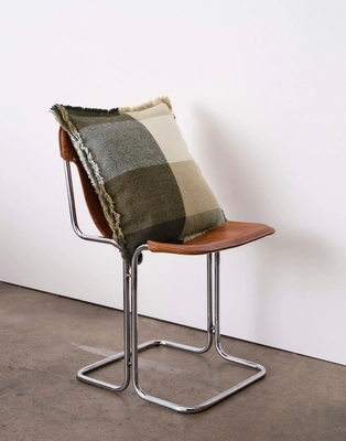 2---eryk_cushion_black_101909_105_lr_d2_p