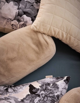 mads_furry_cushion_oatmeal_101274_170_lr_s1_p