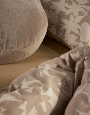 mads_furry_cushion_oatmeal_101274_170_lr_s2_p