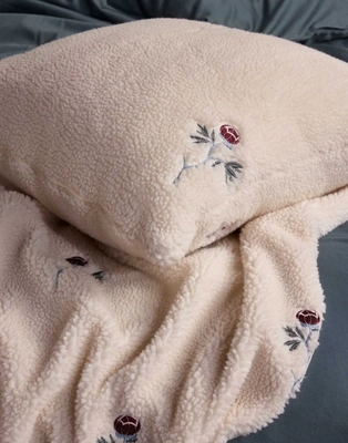 2---marisol_cushion_vanilla_101930_292_lr_d1_p