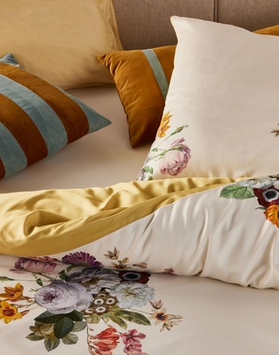 2---Isole_Cushion_large_Ochre_102229_422_LR_D1_P
