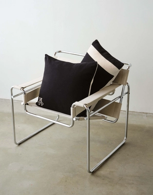Statement_Cushion_Black_102269_105_LR_S1_P