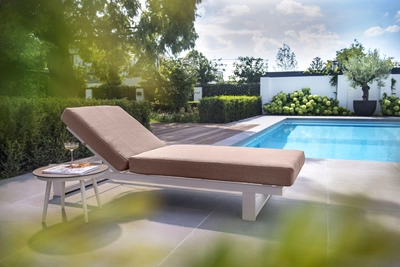 2---25e6da7a0ab7b79e98c1d7c43e4d1b1a11087800-2023-yoi-aluminium-salix-kazoku-lounger-aw-terra-cotta-side-table-hokan-salix-40-x-40-cm