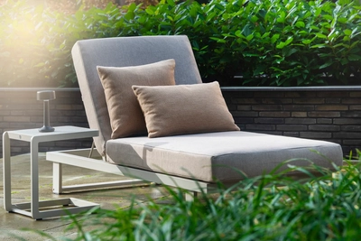4---YOI_aluminium_Kazoku_lounger_salix_1043x696