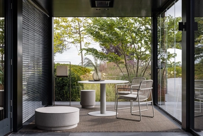 2---2022 Borek Ardenza rope Mira chair white-taupe - Dekton Peniche table rem - Prato Cusano pouffe