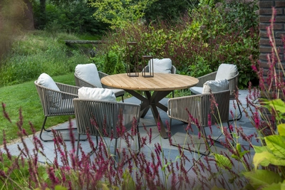 2---528337a6d0fef8538f7f53ba961f9383e52142c9-2025-yoi-noas-table-bronze-teak-calera-chair-alu-bronze-belt-toffee-wool-white