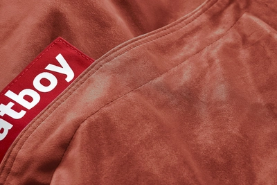 2---fatboy-original-slim-velvet-rhubarb-1920x1280-closeup-04-104802