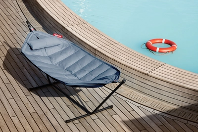 2---fatboy-headdemock-superb-deluxe-storm-blue-incl-pillow-_-rack-black-1920x1280-ambiance-02-105090 (1)