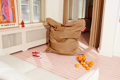 3---fatboy-original-stonewashed-almond-1920x1280-ambiance-02-105600