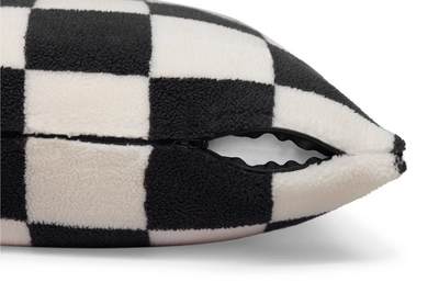 6---fatboy-square-pillow-teddy-chess-black-ecru-1920x1280-closeup-05-106222