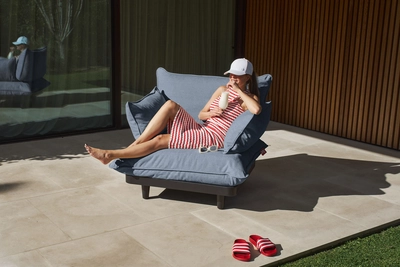 8---fatboy-paletti-lounge-chair-storm-blue-1920x1280-ambiance-02-106452