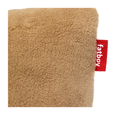 fatboy-square-pillow-teddy-latte-1920x1280-closeup-04-106604-_no-bg