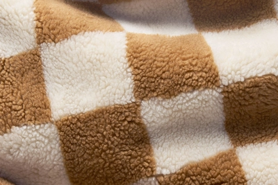 3---fatboy-square-pillow-teddy-chess-almond-creme-1920x1280-closeup-05-106706