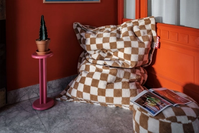 2---fatboy-point-teddy-chess-almond-creme-1920x1280-ambiance-02-106708