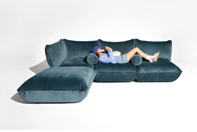 3---fatboy-puff-rolster-pillow-velvet-recycled-petrol-1920x1280-masterpiece-03-106751