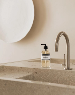 4---8720701162280 Hand Soap Voyage Vétiver 250 ml moodshot 3 768x960