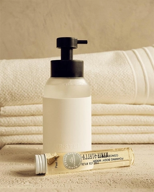 8720701162372FoamingBodyWashBottle_Concentrate325ml_50mlcampaignshot5768x960