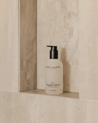 3---8720701162952BodyWashVoyageVetiver300mlmoodshot2768x960