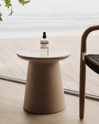 3---8720701162341RoomSprayVoyageVetiver250mlmoodshot1768x960-min
