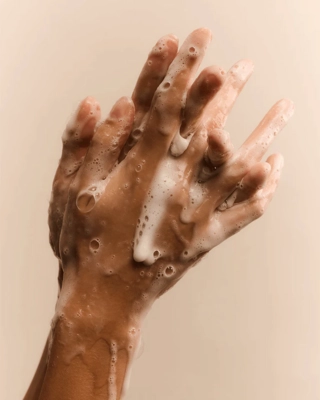 6---HandSoapFamilymoodshot2768x960_2babc476-41b7-4fd7-b314-9aa83ac77938