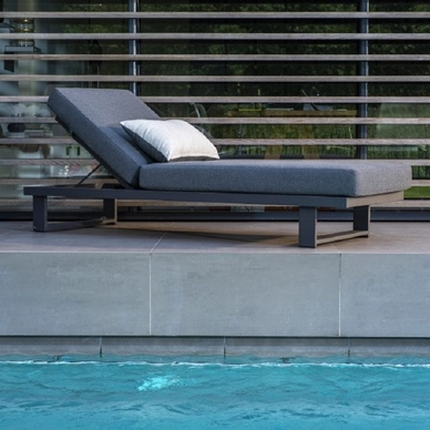 YOI-Kazoku-lounger-aluminium-dark-grey-with-decorative-cushion-2-1024x683