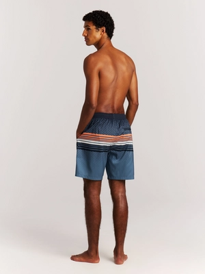 8---71761003_906_model_back-full_01
