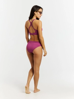 8---72651094_635_model_back-full_01