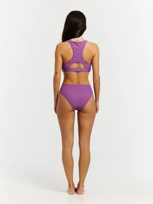 72651123_843_model_back-full_01