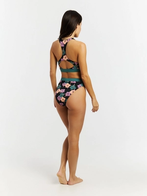 8---72661062_290_model_back-full_01