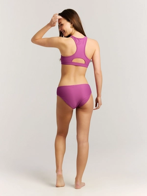 8---72661090_635_model_back-full_01