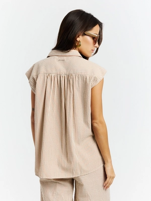 8---15661000_375_model_back-half_01