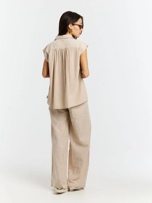 9---15661000_375_model_back-full_01