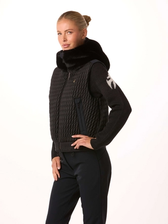 5---toni-sailer-women-ski-mid-layer-flora-black-model-side