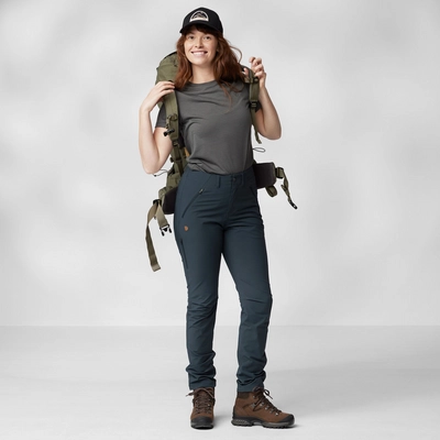 3---Abisko_Trail_Stretch_Trousers_W_87101-555_C_MODEL_FJR