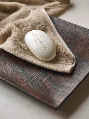 3---Aquanova_Ebony_tray_Paris_zeep_London_handdoek (1)
