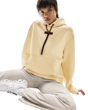 8---1WF30363537-focus_tech_hoodie-fw25-nectar-w-4x5-tr-g7