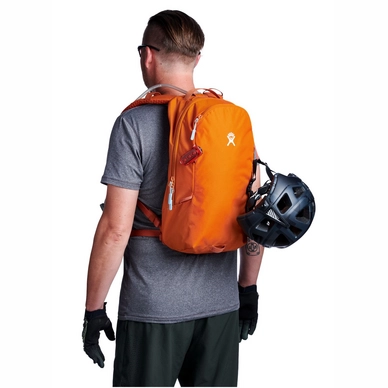 hpl-s23-hydrationpack14l-angle-bronze-feature3-hb-1600x1600_1