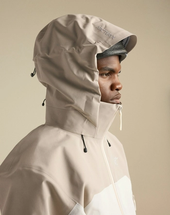 7---F26-X000011062-Beta-AR-Jacket-Rune-Sea-Salt-Hood
