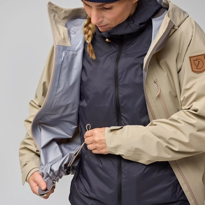 6----Keb_GTX_Jacket_W_14500177-118_M_MODEL_0260