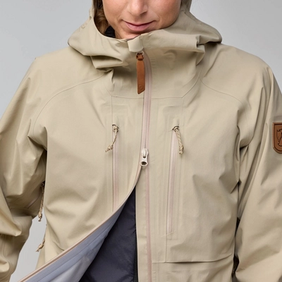 3----Keb_GTX_Jacket_W_14500177-118_J_MODEL_0244
