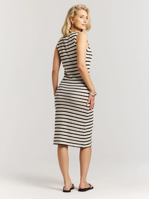 6---24661012_106_model_back-full_01