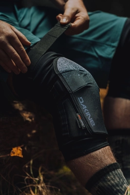 3---SLAYERPROKNEEPAD-BLACK-10002775-BLACK-LIFESTYLE02