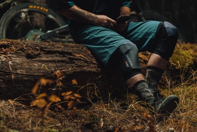 4---SLAYERPROKNEEPAD-BLACK-10002775-BLACK-LIFESTYLE03