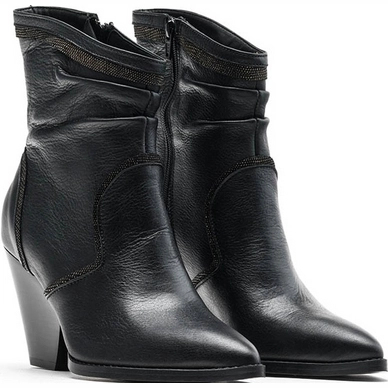 lizzy-leather-mini-stud-1200-black_schuinvoor_2041-841303