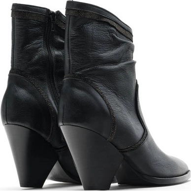 lizzy-leather-mini-stud-1200-black_zijkant_2041-841303