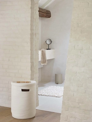 3---Aquanova_Otis_wasmand_Rocca_badmat_Raf_pedaalemmer_London_handdoek_Porto_make_up_spiegel