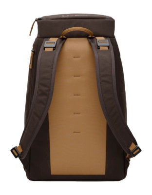 3---Hugger_Backpack_30L_Espresso_1000176103001_4-_no-bg