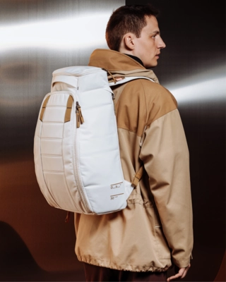 5---Hugger_Backpack_30L_Oatmilk_1000176901501_2