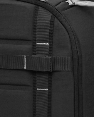 8---Ramverk_Backpack_Charcoal_Grey_CloseUP_1